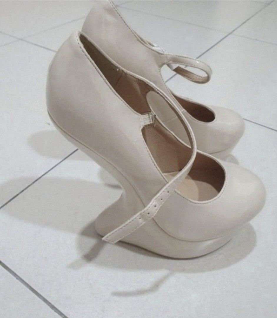 Heelless high heels