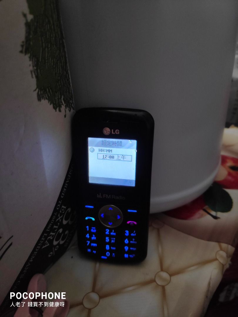 lg 2g 小型電話機沒有電池和所有附件的，在九龍灣港鐵站A交易的，你們可以不用出閘口交易的，多謝你們呀, 手提電話, 其他裝置 ...