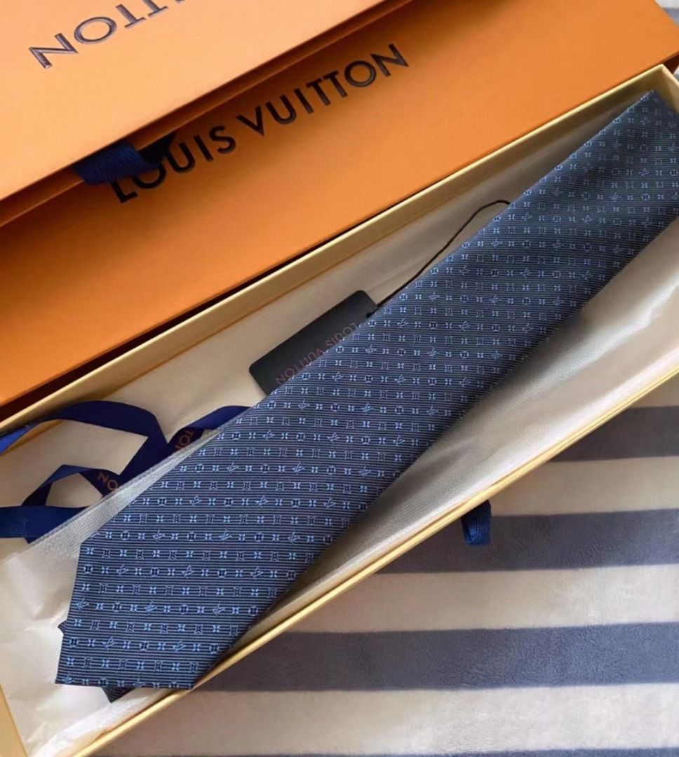 Brandnew Louis Vuitton Bow tie with dustbag box and receipt