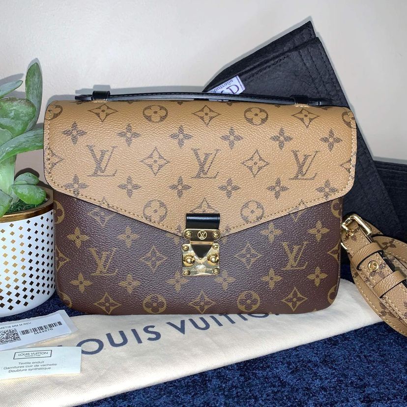 NEW Pochette Metis Reverse Monogram LV Louis Vuitton M44876, Luxury, Bags &  Wallets on Carousell