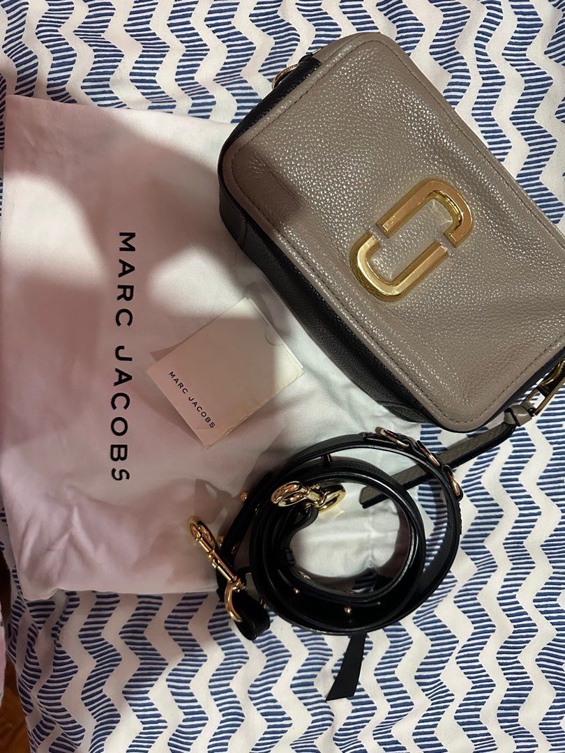Marc Jacobs Soft shot camera bag (Category: Luxury Bags & Wallets) located in Las Pinas. Submitted by avery09 (Listing ID 1263381323, Image 1). Description: 100% authentic with card and dustbag store bought in Singapore. Made from genuine leather. .
