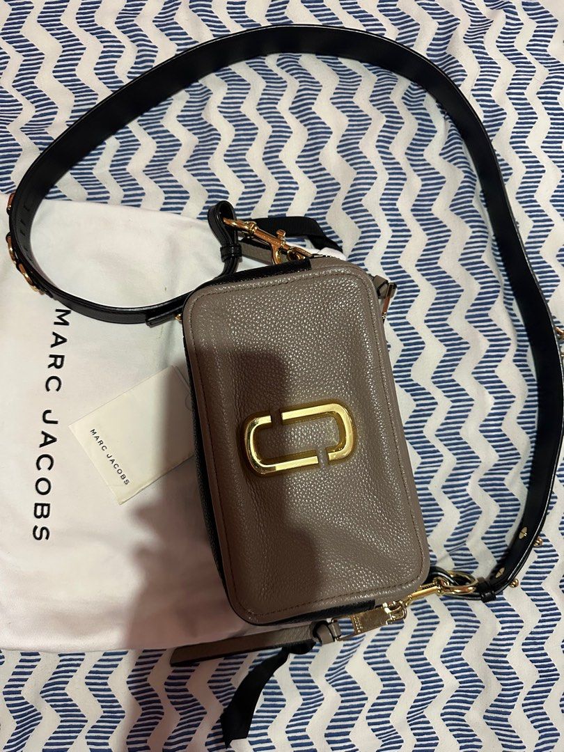 Marc Jacobs Soft shot camera bag (Category: Luxury Bags & Wallets) located in Las Pinas. Submitted by avery09 (Listing ID 1263381323, Image 2). Description: 100% authentic with card and dustbag store bought in Singapore. Made from genuine leather. .