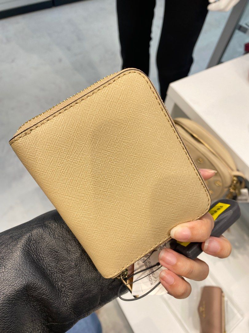 Michael kors discount square wallet