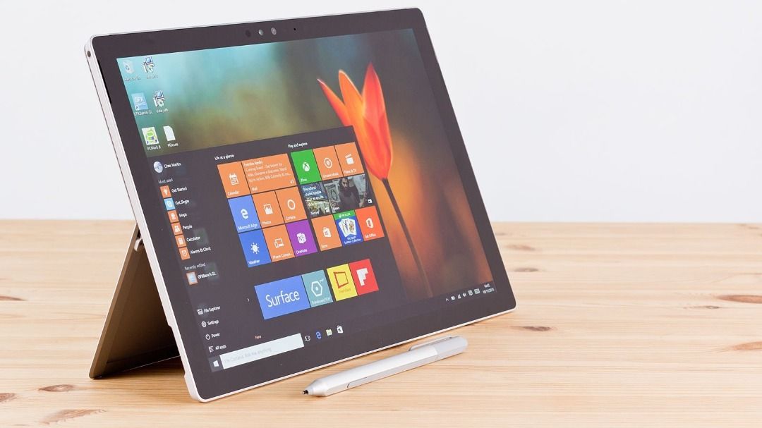 Microsoft Surface Pro 4 1724 Tablet - 6th Gen Intel Core i5-6300U 2.40GHz,  8 GB Ram, 256 GB SSD, Intel HD Graphics 520, 12.3 Touchscreen 2736 x 1824