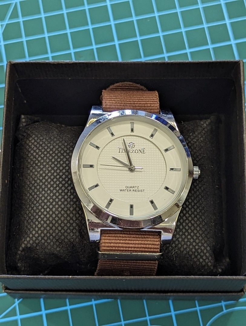30m water store resistant watch