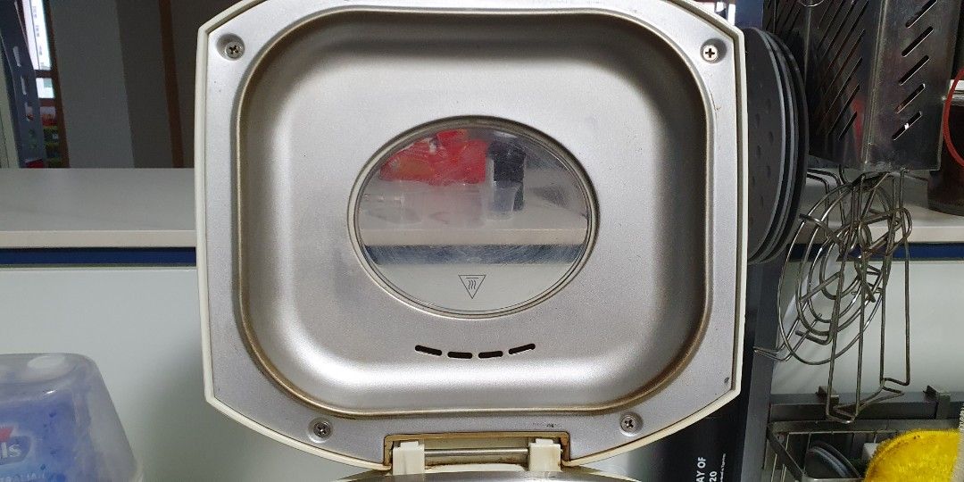 Philips Breadmaker (Category: Breadmakers) located in Singapore. Submitted by sbmilk0713 (Listing ID 1263532363, Image 3). Description: self collect at sengkang anchorvale.