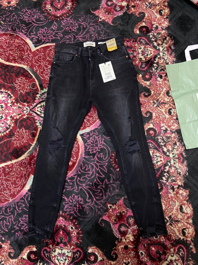 Pull bear ripped jeans Men s Fashion Bottoms Jeans on Carousell