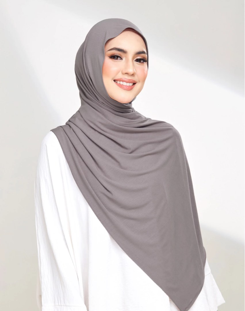 Tudung Ruffle Cosy Shawl in Anemone, Women's Fashion, Muslimah Fashion ...