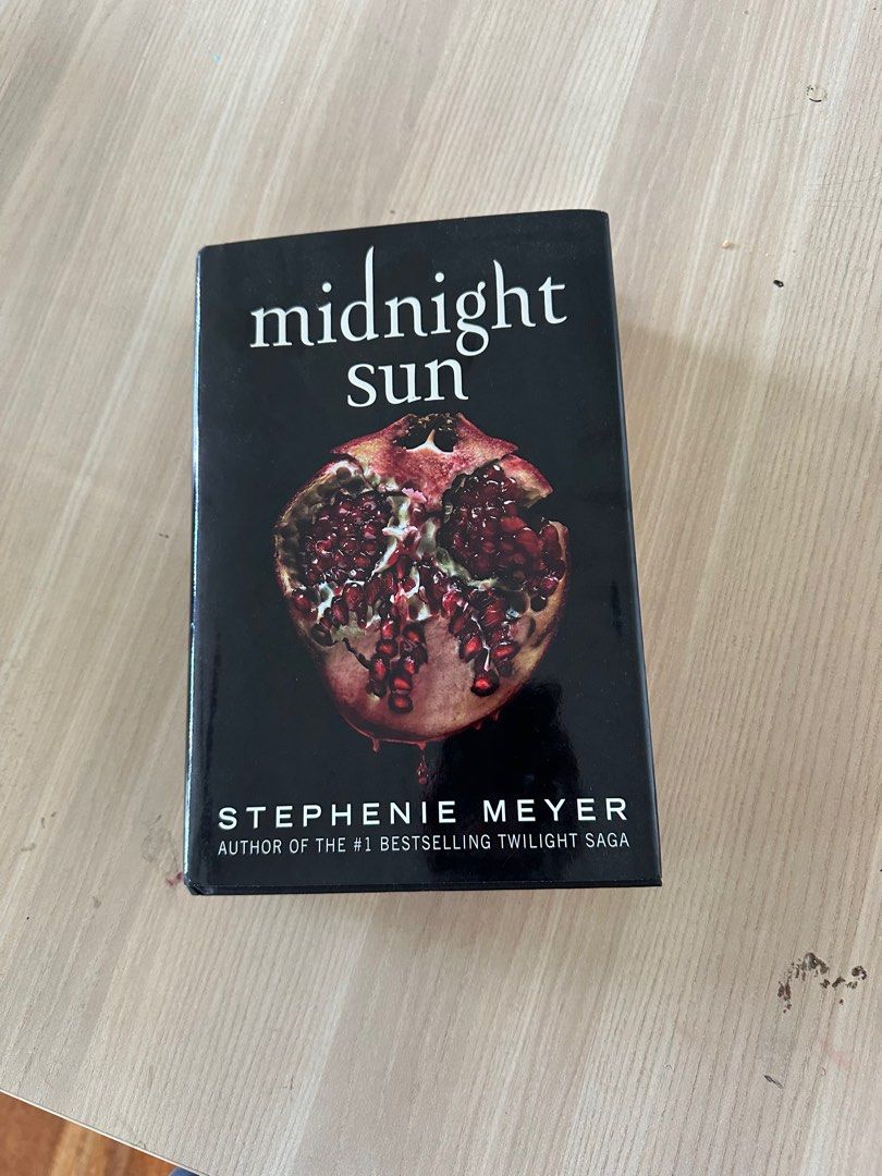 TWILIGHT MIDNIGHT SUN BOOK, Hobbies & Toys, Books & Magazines