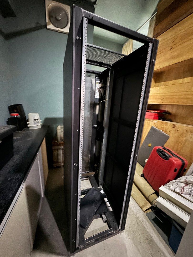 Used FLOOR 42U server rack, Computers & Tech, Office & Business