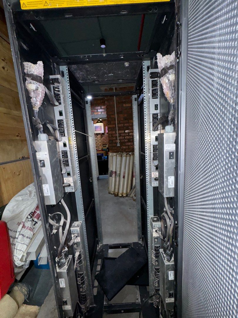 Used FLOOR 42U server rack, Computers & Tech, Office & Business