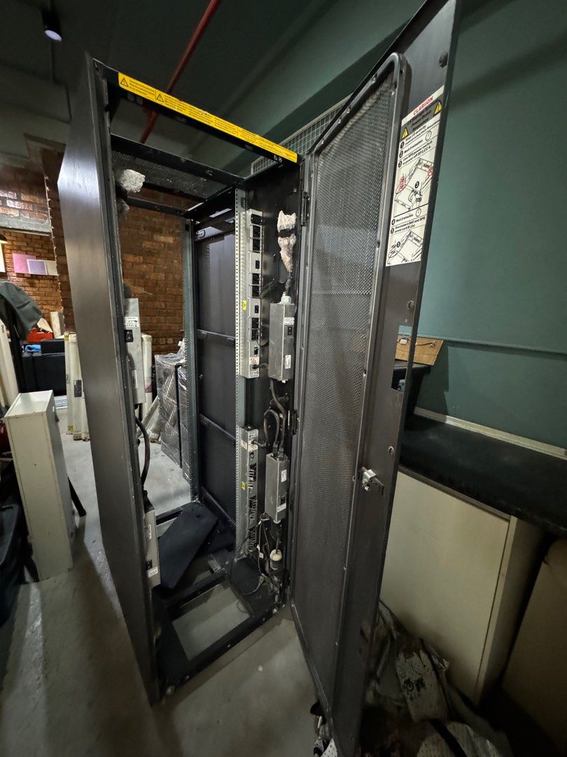 Used FLOOR 42U server rack, Computers & Tech, Office & Business