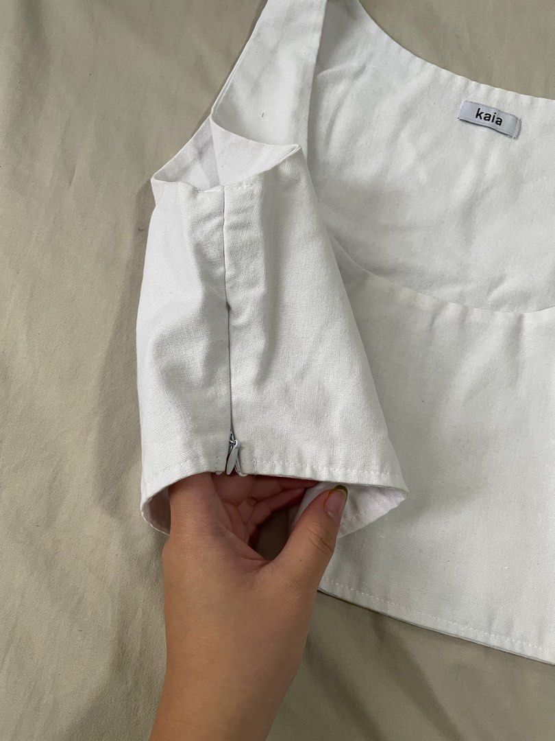 White Linen Crop Top (Category: Others Tops) located in Las Pinas. Submitted by polinegrc (Listing ID 1263397902, Image 2). Description: thick linen fabric used twice super cute!! fits xs-small rfs: decluttering .
