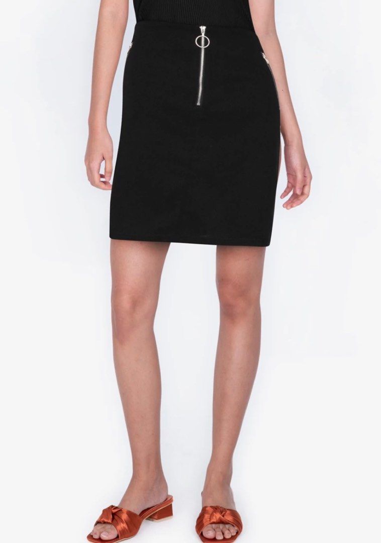 Black skirt zalora 2025