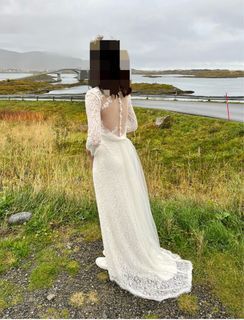 二手蕾絲婚紗；贈素紗、假捧花、小花胸針、包頭用髮圈