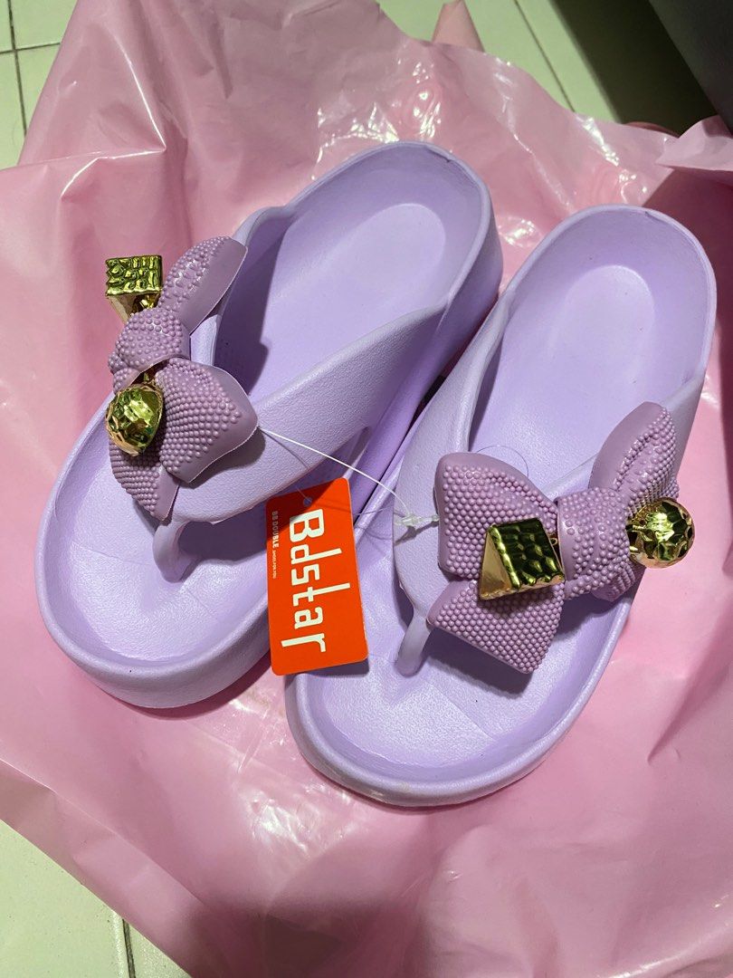 BNWT sweet lilac purple wedge flip flops with gold hardware bow