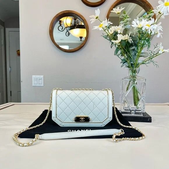CHANEL White Leather Shoulder Bag Crossbody, Luxury, Bags