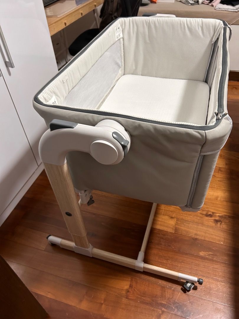 Chicco next2me crib, Babies & Kids, Baby Nursery & Kids Furniture, Cots