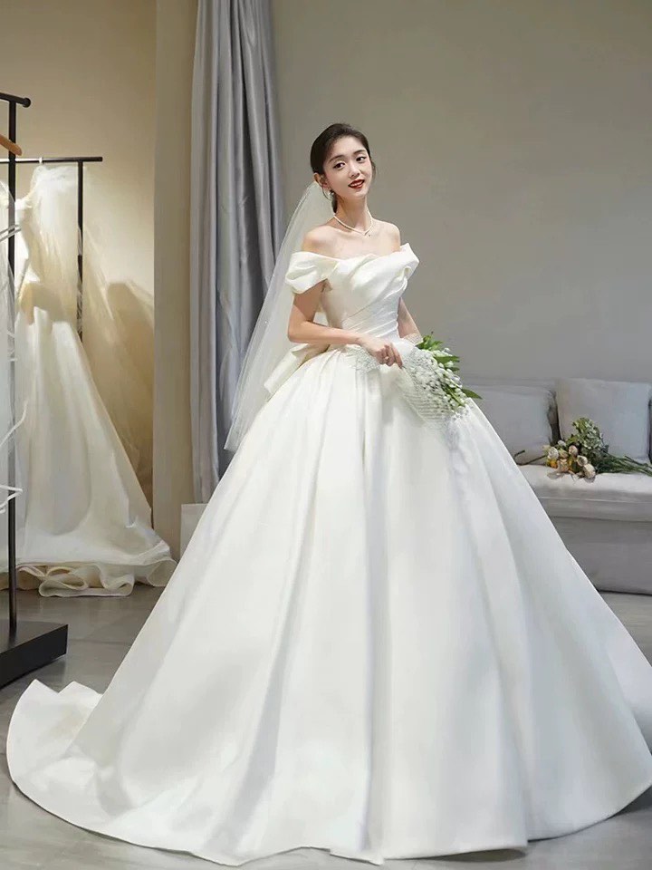 White silk hotsell wedding gown