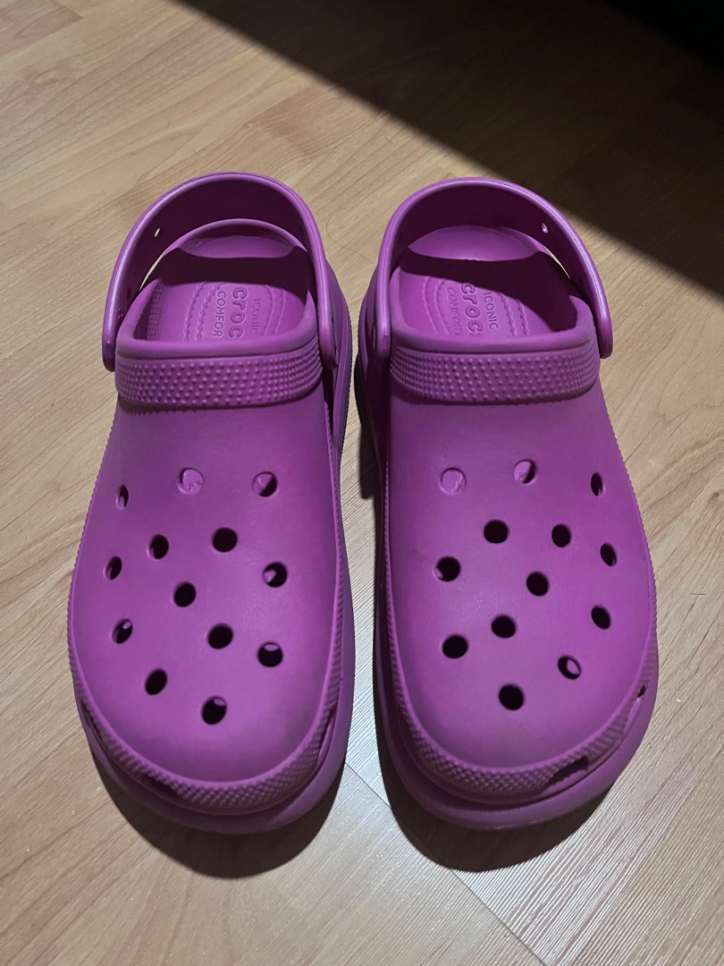 Crocs Clogs, Women's Fashion, Footwear, Slippers and slides on Carousell