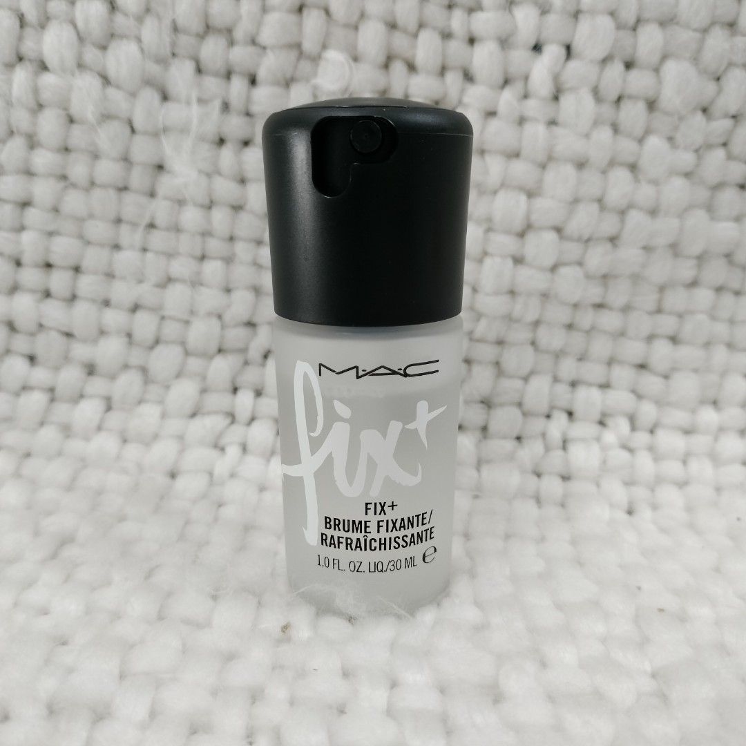 MAC MINI FIX + ORIGINAL SPRAY 30ML (Category: Makeup) located in Quezon City. Submitted by shoppingpartners (Listing ID 1266707002, Image 3). Description: GUARANTEED ORIGINAL BRANDNEW ONHAND MONEY BACK GUARANTEE A lightweight mist of water packed with vitamins and minerals, infused with a blend of green tea, chamomile and cucumber to gently soothe and refresh the feel of your skin. Gives an instant boost of hydration while delivering a soft sheen