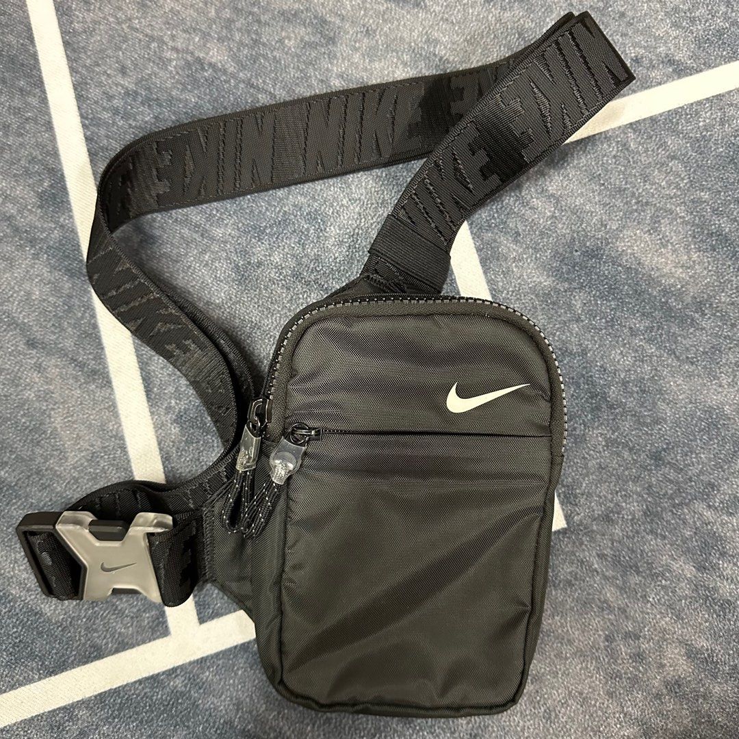 Nike essentials deals s hip pack