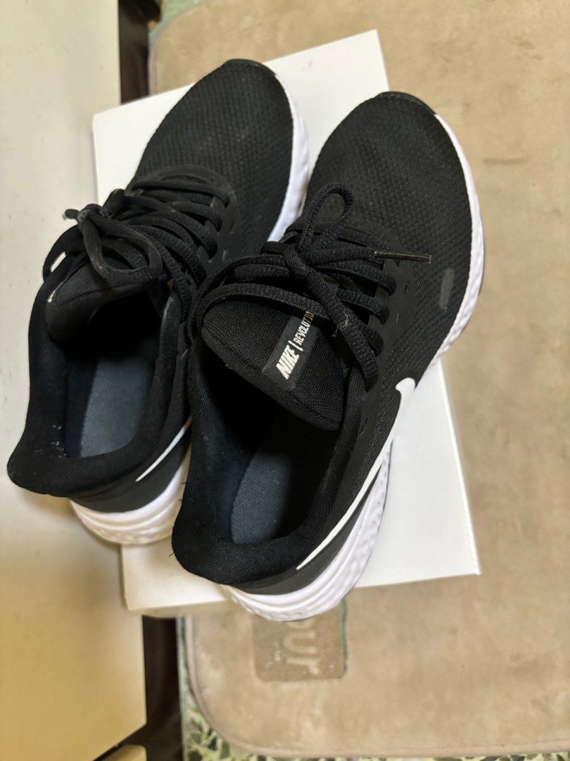 womens nike shoes near me