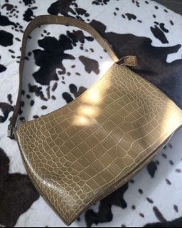 (Category: ) located in . Submitted by deeclutteringfinds (Listing ID 1266812971, Image 1). Description: .