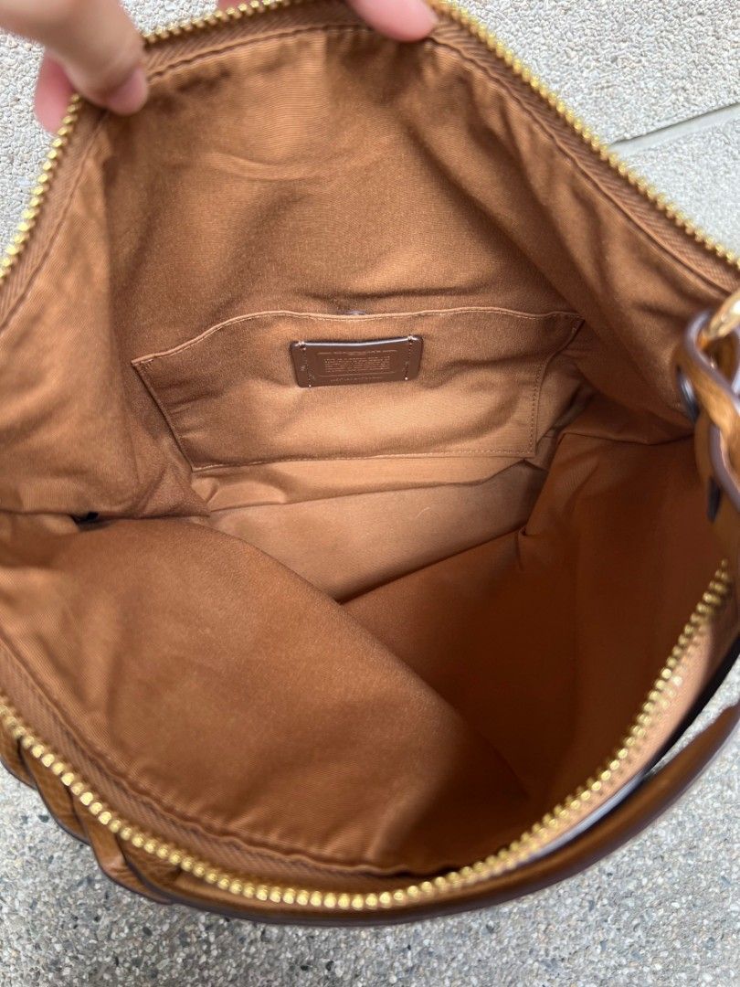 Original Coach Bag - like new cond (Category: Luxury Bags & Wallets) located in Pasig City. Submitted by bubbles2022 (Listing ID 1266690747, Image 3). Description: Original. From Canada. The inside is still super clean. Can be a shoulder bag or body bag..