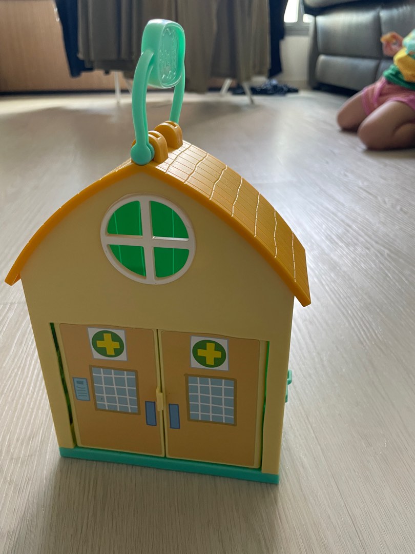 Peppa pig vet clinic, Hobbies & Toys, Toys & Games on Carousell