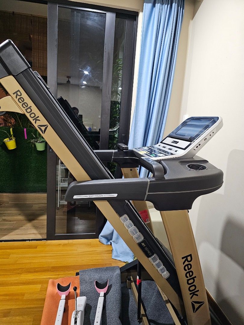 Reebok jet 300 series threadmill