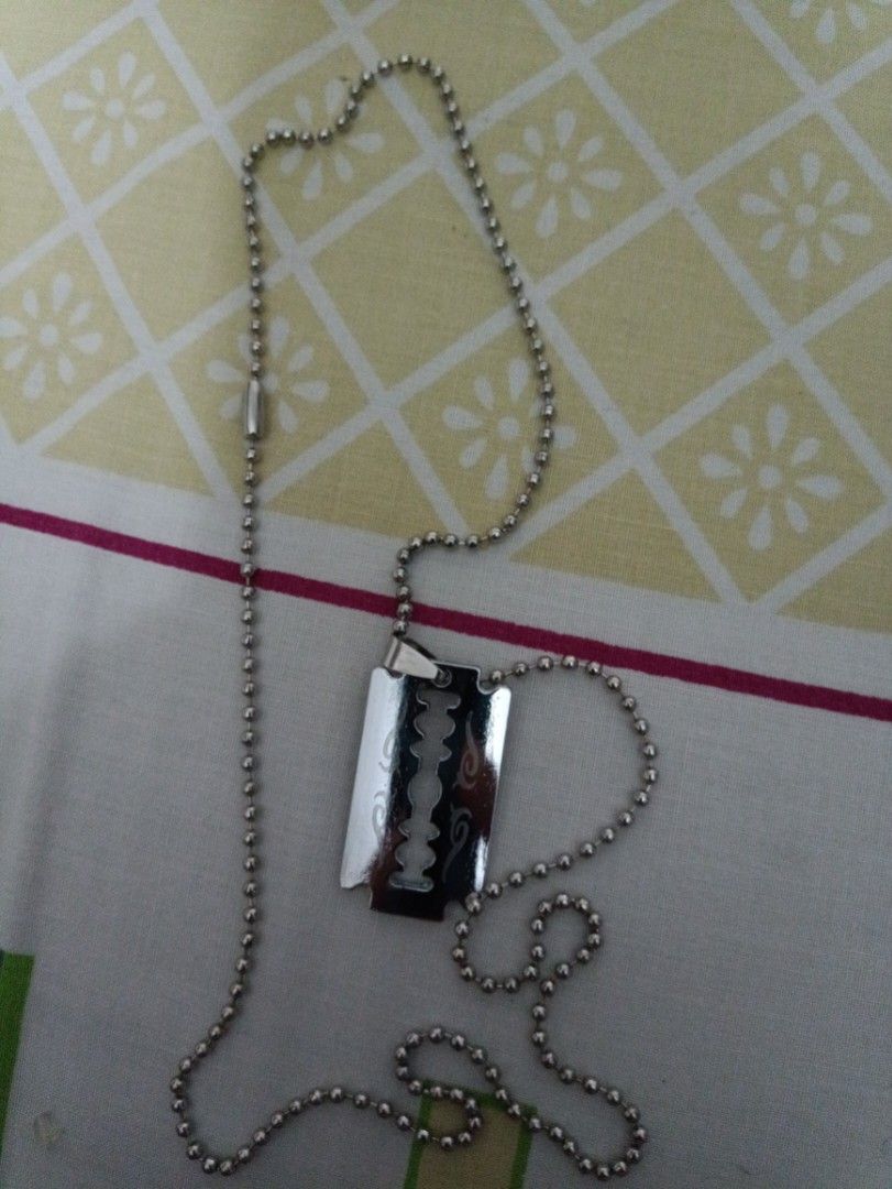 Razor pendant top