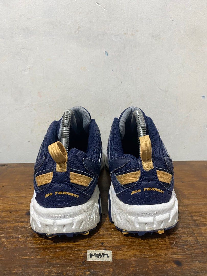 SIZE 39 NEW BALANCE 410 v5 Fesyen Pria Sepatu Sneakers di