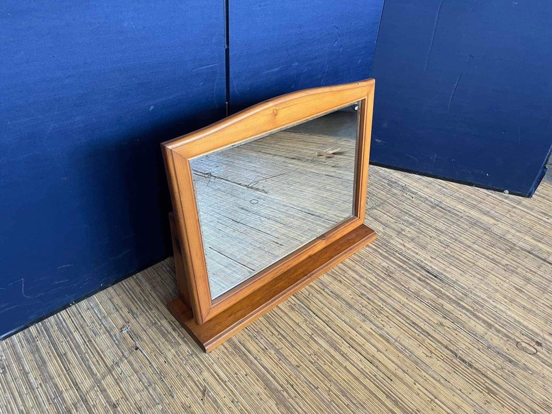 Table Top Vanity Mirror 28”L x 23”H Solid wood In good condition (Category: Mirrors) located in Manila. Submitted by Hezcki (Listing ID 1266727552, Image 1). Description: .