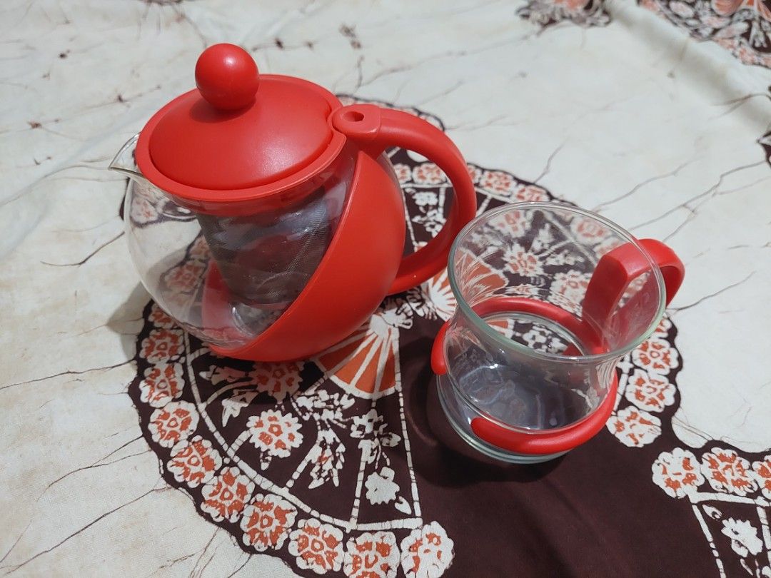 Tea Kettle with Strainer and Tea Cup (Category: Coffee & Tea Tableware) located in Quezon City. Submitted by triciastrunk (Listing ID 1266701336, Image 1). Description: Please see photo for the flaw (strainer). MOP: GCASH MOD: Lalamove, Grab Express, Flash Express, GoGo Xpress, or LBC. Shipping fee c/o buyer. Location: Fairview, Quezon City.