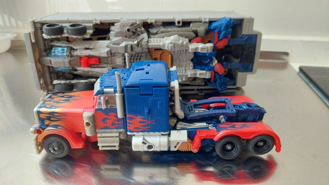 Transformer Dark of the Moon Ultimate Optimus Prime, Hobbies & Toys