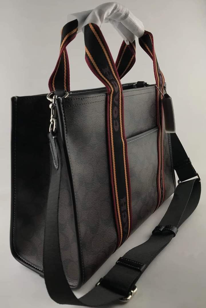 🍀 CCH Smith Tote (Category: Luxury Bags & Wallets) located in Manila. Submitted by shan_kenz (Listing ID 1266874675, Image 2). Description: 🍀 CCH Smith Tote ▪️13 1/2" (L) x 10" (H) x 5" (W) 💰P2,200 ▪️Actual photo ▪️Plus SF.