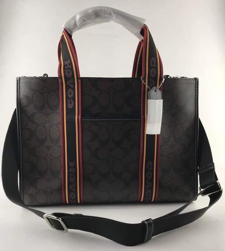 🍀 CCH Smith Tote (Category: Luxury Bags & Wallets) located in Manila. Submitted by shan_kenz (Listing ID 1266874675, Image 1). Description: 🍀 CCH Smith Tote ▪️13 1/2" (L) x 10" (H) x 5" (W) 💰P2,200 ▪️Actual photo ▪️Plus SF.