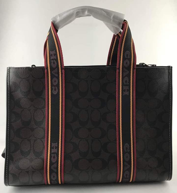 🍀 CCH Smith Tote (Category: Luxury Bags & Wallets) located in Manila. Submitted by shan_kenz (Listing ID 1266874675, Image 3). Description: 🍀 CCH Smith Tote ▪️13 1/2" (L) x 10" (H) x 5" (W) 💰P2,200 ▪️Actual photo ▪️Plus SF.