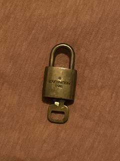 Louis Vuitton Silver Padlock and Key Set Lock Cadena 12LV1104 ref.410472 -  Joli Closet