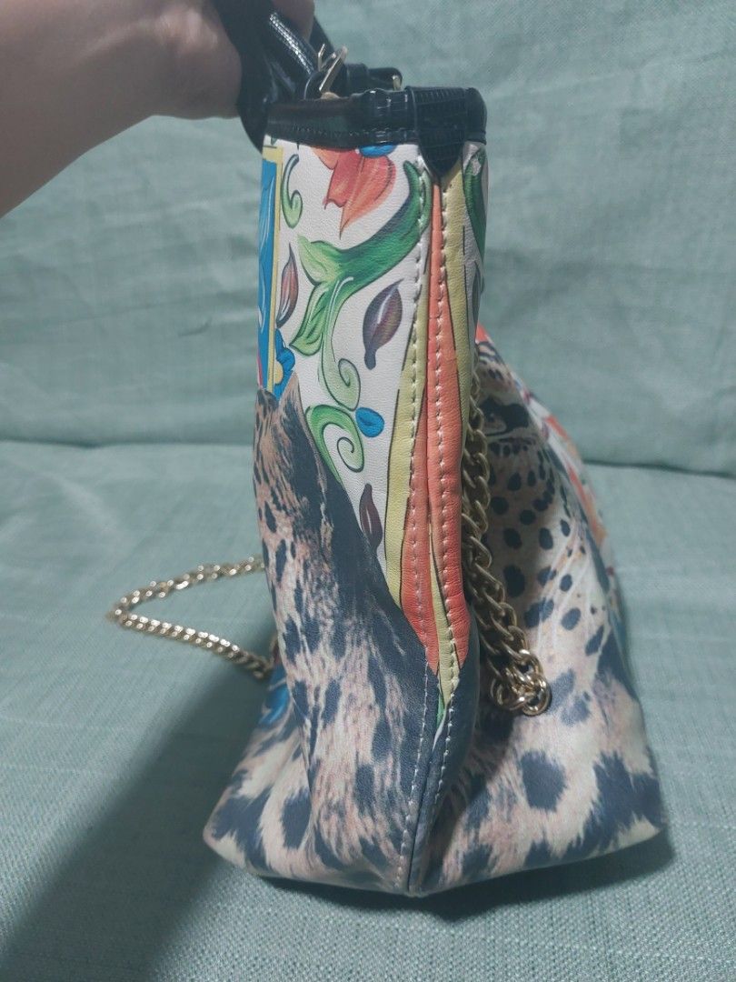 BAG (Category: Shoulder Bags) located in Quezon City. Submitted by cae03 (Listing ID 1266926236, Image 3). Description: Used needs cleaning sa loob may konti dumi 700 only.