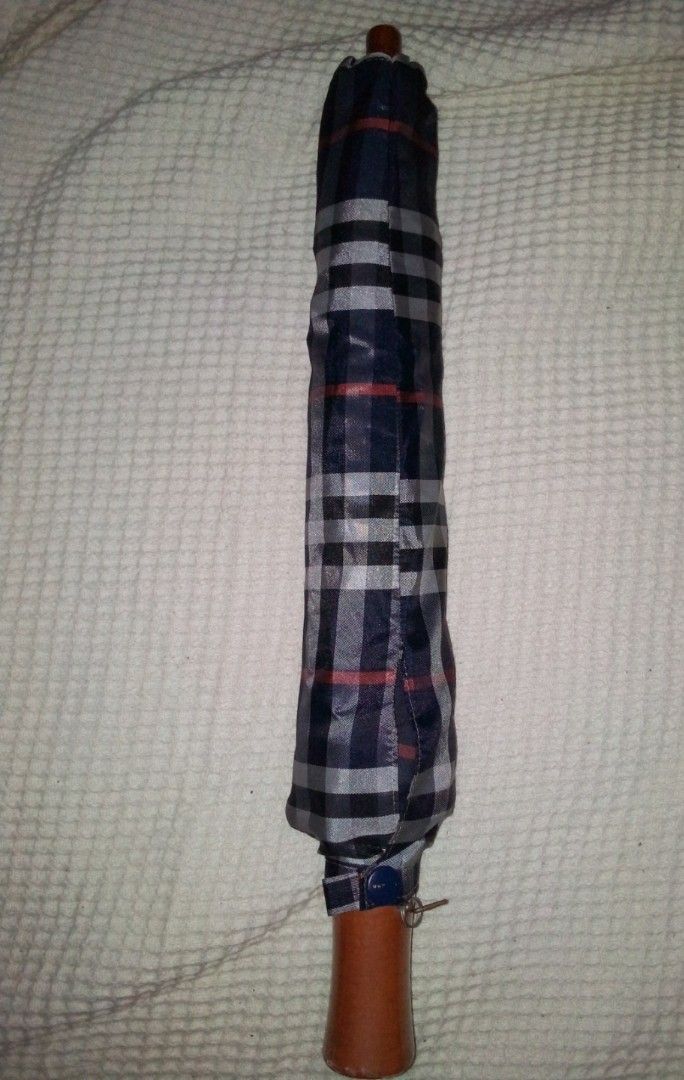 Burberry Umbrella (Category: Umbrellas) located in Calapan. Submitted by estheronl (Listing ID 1266991669, Image 3). Description: Burberry Umbrella Very good condition Flaw: 2nd photo Rust sa snap ng cover and metal na triangle-pwedeng i-remove No major flaws sa mismong umbrella Mop: Gcash, Paymaya, Bpi Shipping couriers: J&t, LBC Shipping sched: Wed, Sat..