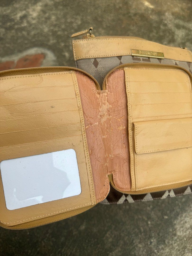 givenchy (Category: Luxury Bags & Wallets) located in Dagupan City. Submitted by lux_thrift (Listing ID 1266858910, Image 3). Description: ok pa po ang labas yung loob po ngbakbak, pwede nyo po linisin at alisin ung bakbak para maging cloth n lng po ung loob .