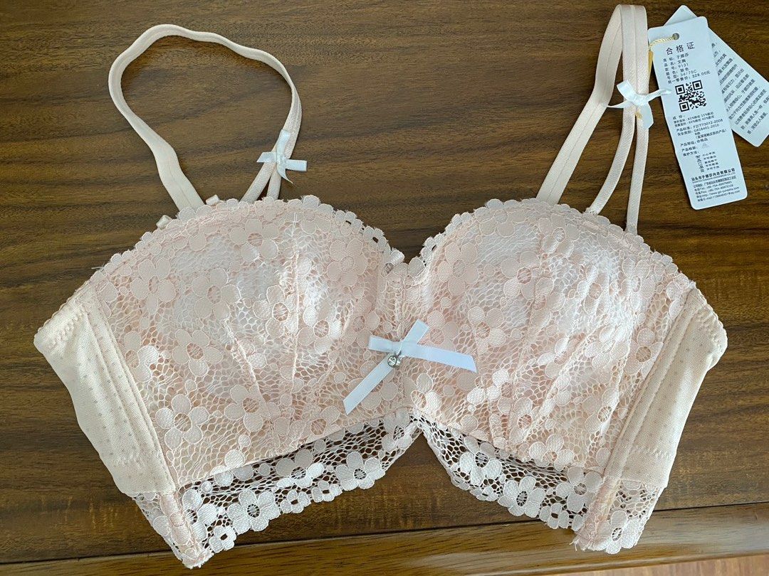 Romantic push-up bra, luxurious lace