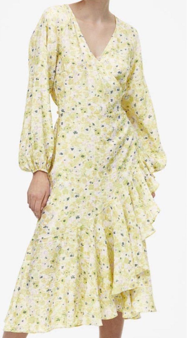 H&M dress (Category: Dresses) located in Iloilo. Submitted by krissy10 (Listing ID 1266844228, Image 2). Description: ⭐️Please read before buying ⭐️ 💖Brand/Size: H&M /L 36” 💟 Pre loved , Very Good condition bought from Zalora P2489. Used once. ❣️No return/refund 💖Color may vary due to lighting 🛍️RFS: Decluterring 💛No issue 💌Pls contact seller for faster transaction. P2000 + sf 💸Mop: Gcash 💝NOTE: Payment first before we ship the item.