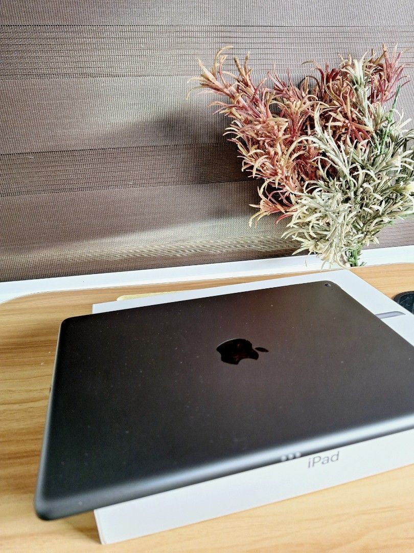 Ipad 9th gen 64 gb wifi (Category: iPad) located in Angeles City. Submitted by edelle18 (Listing ID 1266988826, Image 2). Description: For Sale Ipad 9th generation 64 gb Wifi Color Gray Complete with box manuals and stickers Original apple brick and apple cable type c to lightning 100% no issue 100% smooth Superb battery life Paperlike screen installed Meet ups around QC.