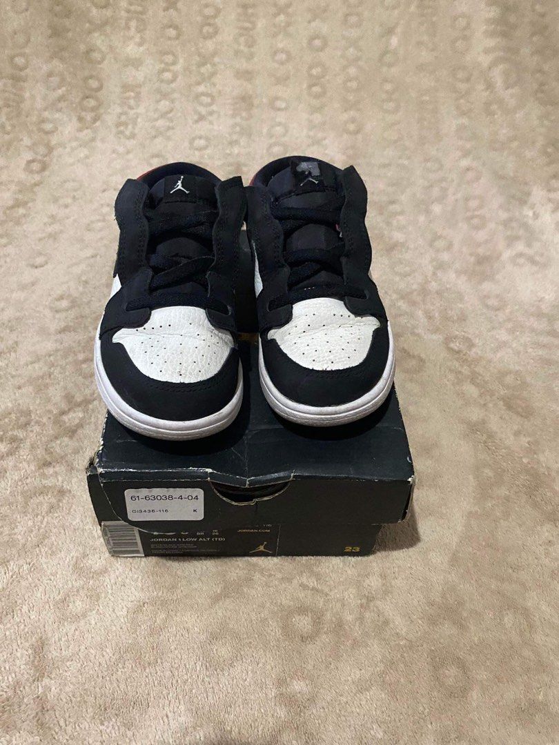 Jordan 1 low white/black -gym red (Category: Babies & Kids Fashion) located in Manila. Submitted by momof3munchkins (Listing ID 1266827436, Image 1). Description: Selling my son preloved, he worn this age of 3-4 i think pero depende pa din sa paa ng kids nyo po. only issue in the last picture. Ginunting ng anak ko🙄 i can make meet up half way or free delivery na around tondo and sampaloc only. Slightly negotiable Size: 10c or 16cm ORIGINAL💯✅ .