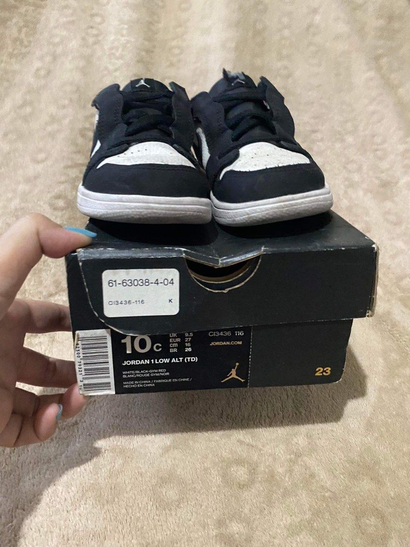 Jordan 1 low white/black -gym red (Category: Babies & Kids Fashion) located in Manila. Submitted by momof3munchkins (Listing ID 1266827436, Image 2). Description: Selling my son preloved, he worn this age of 3-4 i think pero depende pa din sa paa ng kids nyo po. only issue in the last picture. Ginunting ng anak ko🙄 i can make meet up half way or free delivery na around tondo and sampaloc only. Slightly negotiable Size: 10c or 16cm ORIGINAL💯✅ .