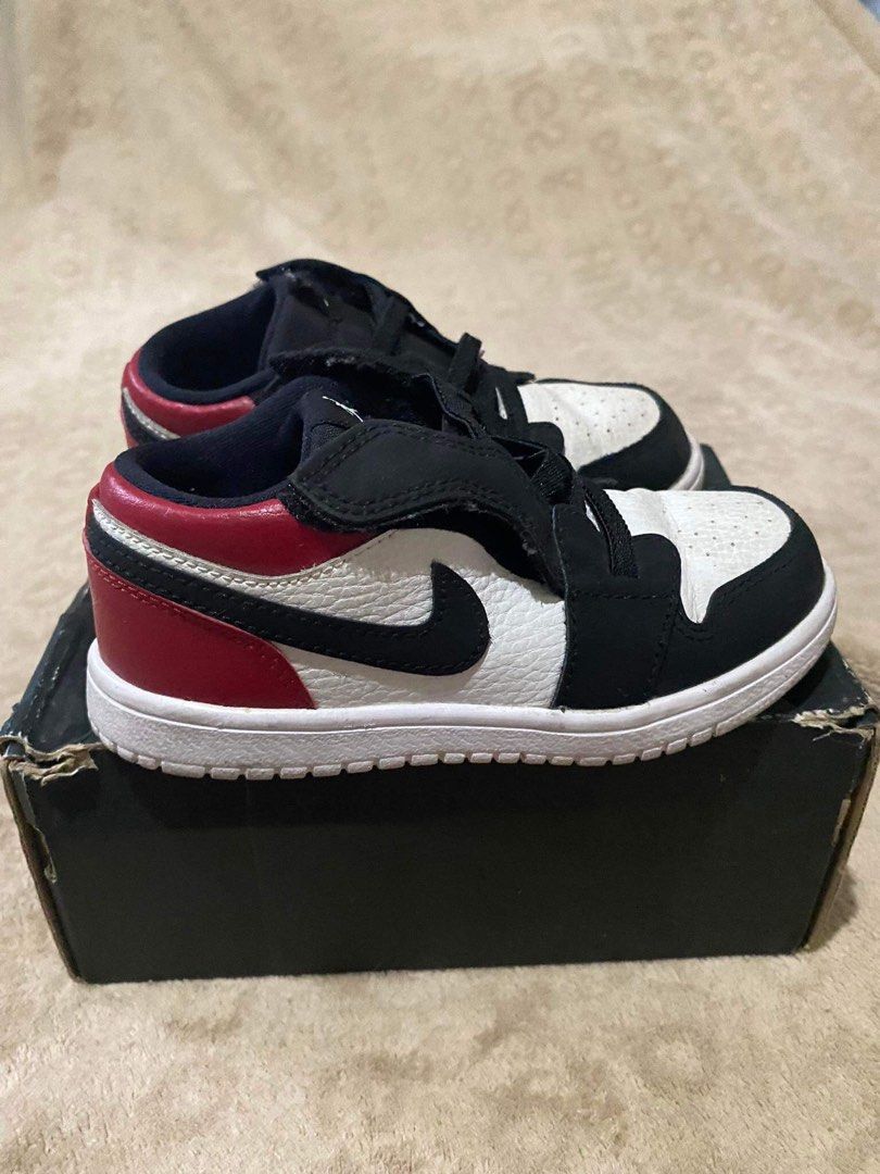 Jordan 1 low white/black -gym red (Category: Babies & Kids Fashion) located in Manila. Submitted by momof3munchkins (Listing ID 1266827436, Image 3). Description: Selling my son preloved, he worn this age of 3-4 i think pero depende pa din sa paa ng kids nyo po. only issue in the last picture. Ginunting ng anak ko🙄 i can make meet up half way or free delivery na around tondo and sampaloc only. Slightly negotiable Size: 10c or 16cm ORIGINAL💯✅ .