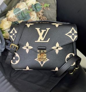 Louis Vuitton lined Pochette Zip on Strap Empreinte Monogram Leather Black  ref.1013877 - Joli Closet